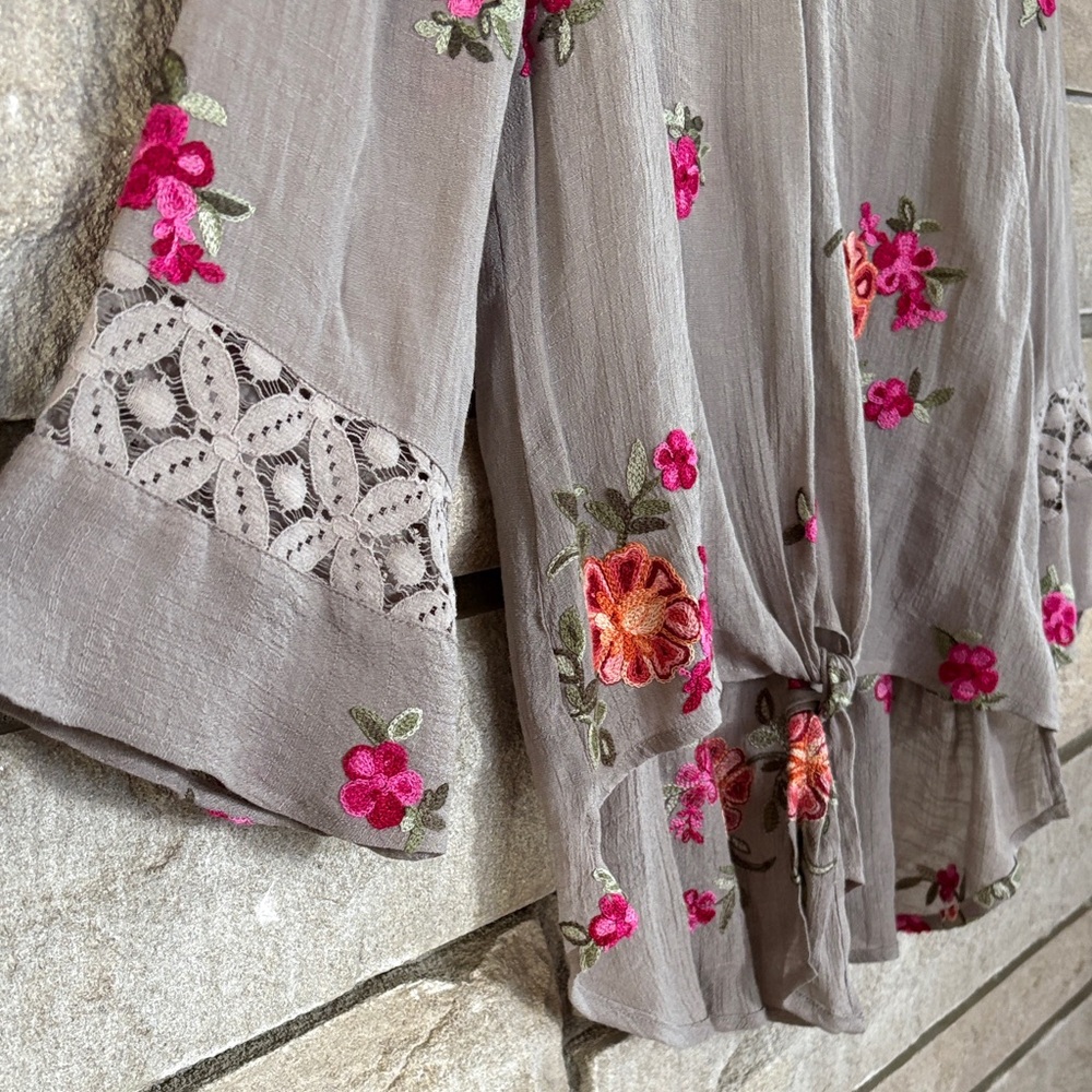 fig and flower Gray Blouse with Pink & Coral Floral Embroidery - Picture 4 of 10